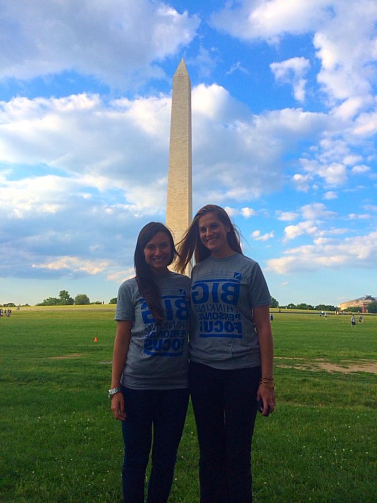 瑞秋·弗莱和维罗妮卡·布奇在华盛顿纪念碑前.C.